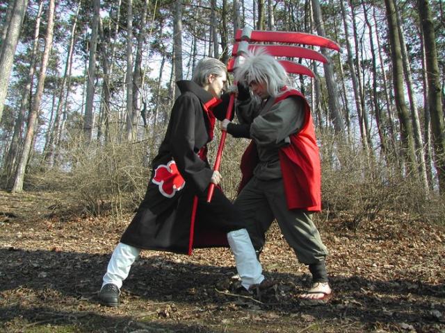 Jiraiya a Hidan se přetlačujou 