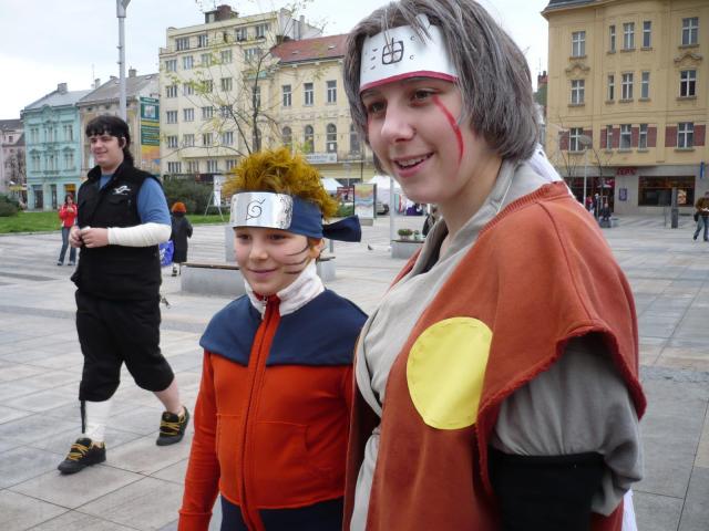 Naruto & Jiraya, v pozadí inkognito Proki