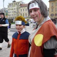 Naruto & Jiraya, v pozadí inkognito Proki